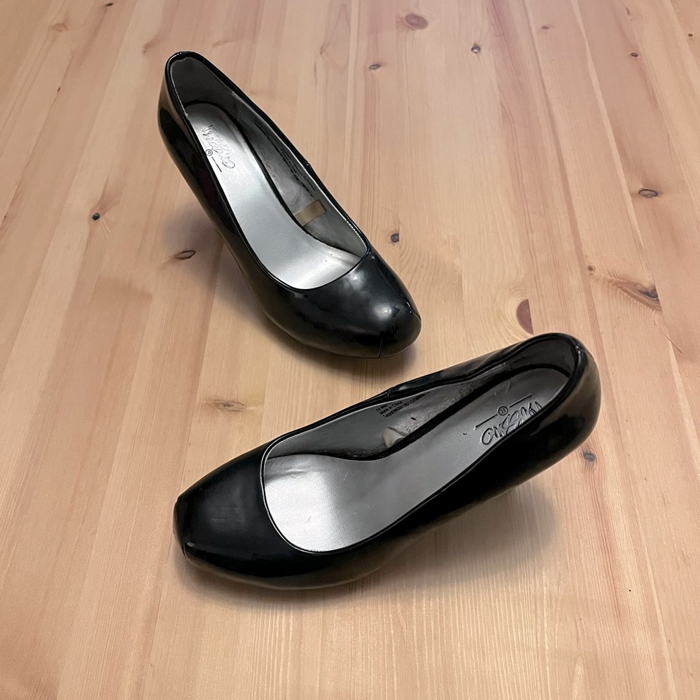 Black patent leather pumps. Coffin shape toe. Slightly square.